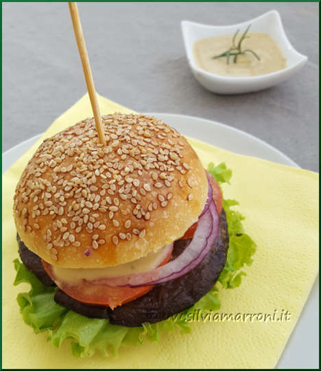 Burger vegetariano di fungo con crema di ceci al rosmarino