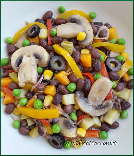 Insalata di fagioli azuki con verdure all'aceto e funghi