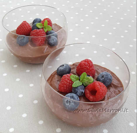 Mousse al cioccolato, banana e avocado Mousse al cioccolato, banana e avocado